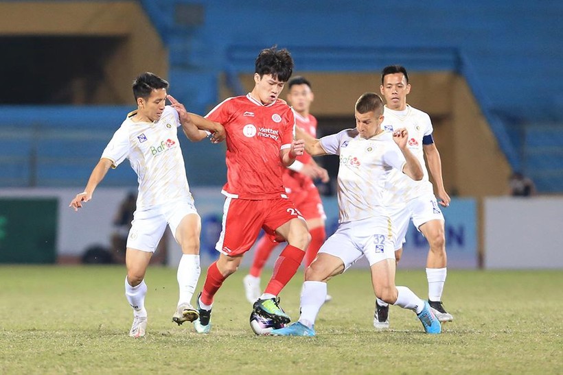 Trận Viettel (áo sẫm) gặp Hà Nội FC thuộc vòng 2 V-League 2022.