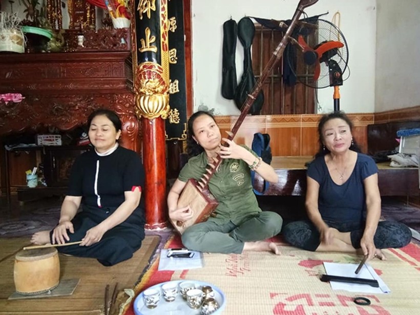 Nghệ sĩ Ngọc Lương (giữa) biểu diễn một sáng tác mới.