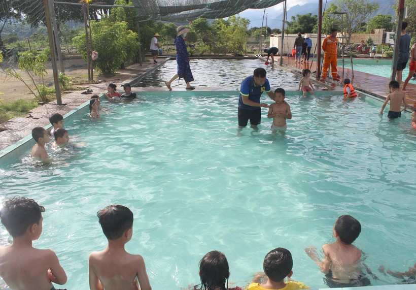 Trẻ tham gia tập bơi tại Lễ phát động toàn dân tập luyện môn bơi phòng, chống đuối nước trẻ em huyện Tân Uyên năm 2022.