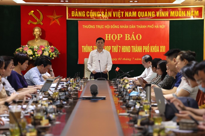 Ông Phạm Quí Tiên thông tin trước kỳ họp thứ 7 HĐND thành phố Hà Nội.