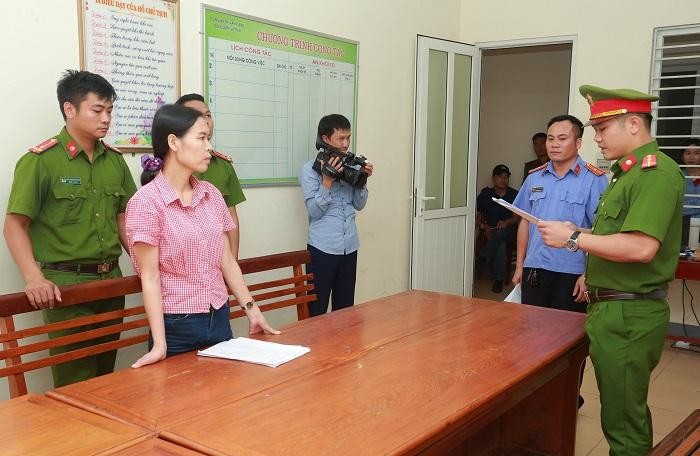 Cơ quan điều tra tống đạt lệnh khởi tố, bắt tạm giam đối với Nguyễn Thị Kim Anh.