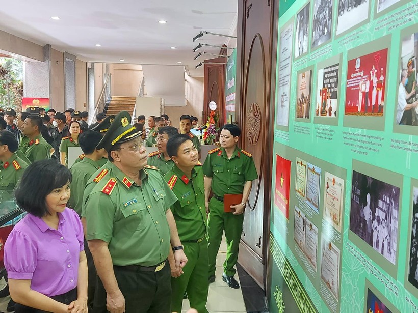 Trung tướng Nguyễn Hải Trung - Giám đốc Công an TP Hà Nội tại triển lãm.