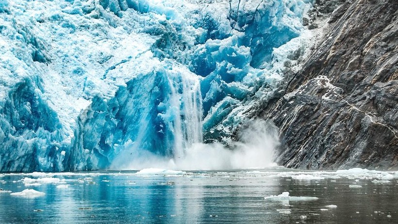 Các sông băng đang tan chảy do biến đổi khí hậu.