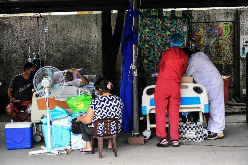 Bệnh viện Philippines thiếu giường điều trị khi dịch bùng phát.