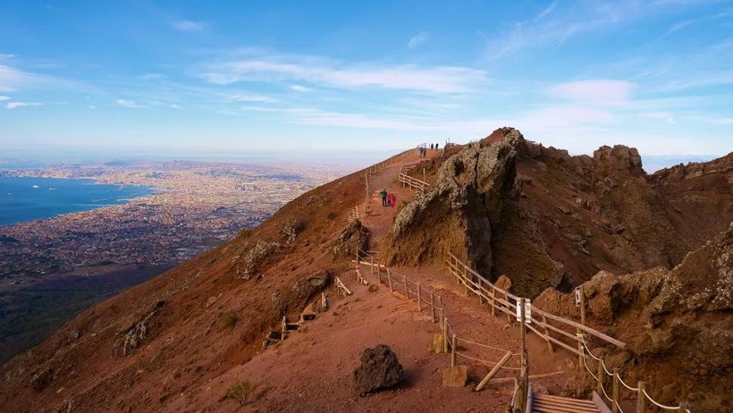 Núi Vesuvius là một điểm đến cho những người thích đi bộ đường dài, nhưng một phần của đỉnh núi không cho du khách qua lại.