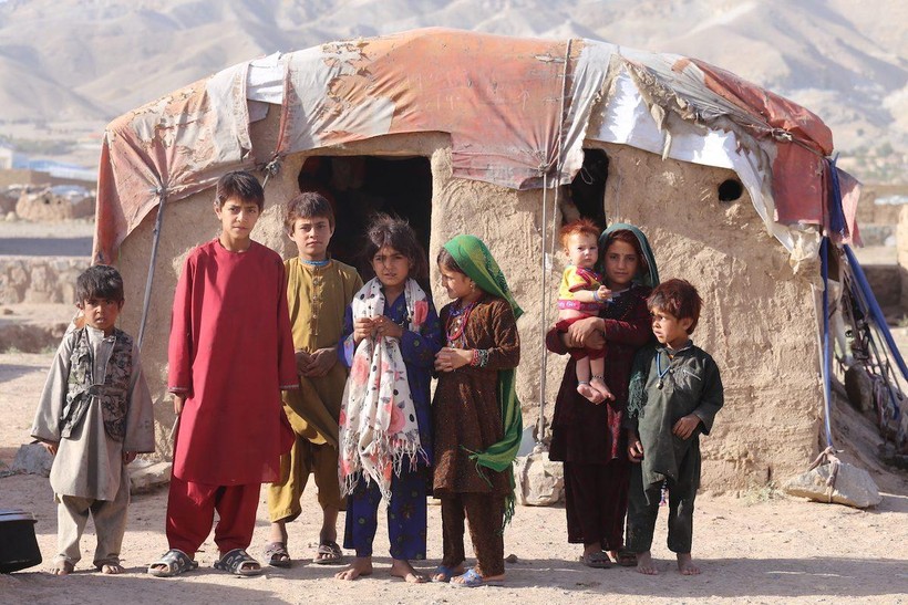 Những đứa trẻ thất lạc gia đình sống trong trại tị nạn ở Afghanistan.