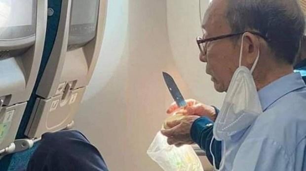 Một hành khách mang dao ra gọt hoa quả trên máy bay.