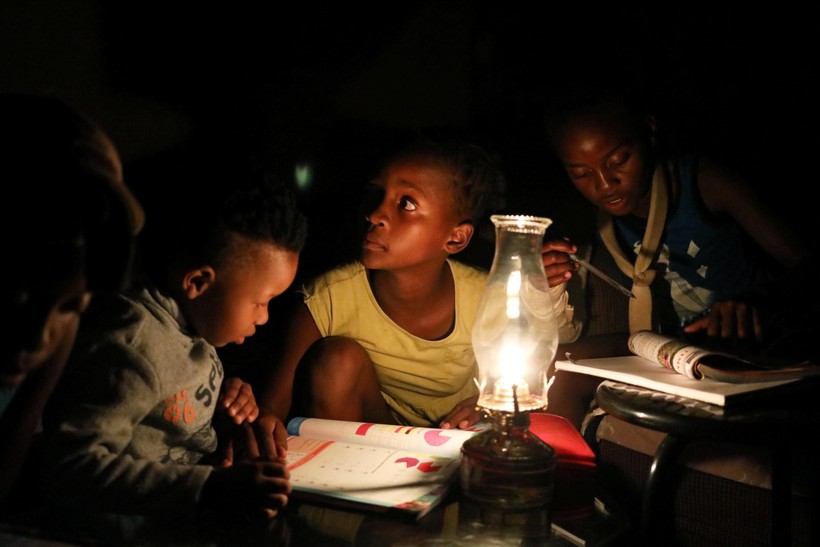 Trẻ em Nam Phi học bài dưới ánh nến leo lét vì mất điện.