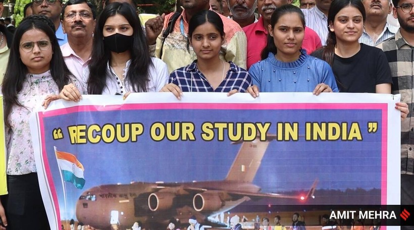 Du học sinh Ấn Độ yêu cầu được nhận vào các trường y khoa trong nước.