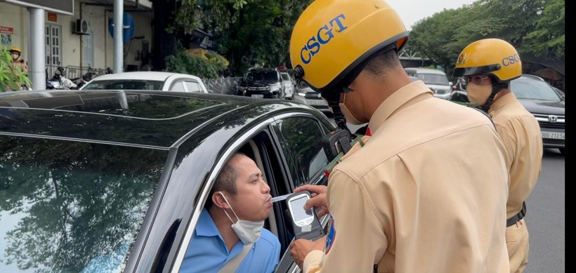 Lực lượng Cảnh sát giao thông kiểm tra nồng độ cồn lái xe.