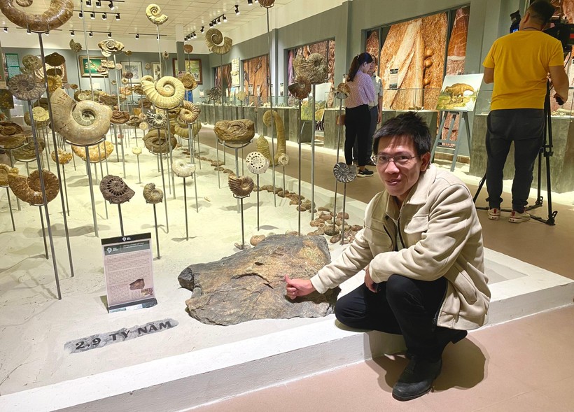 Một du khách thích thú chụp hình lưu niệm với viên đá cổ nhất Việt Nam có tuổi đời gần 3 tỷ năm.