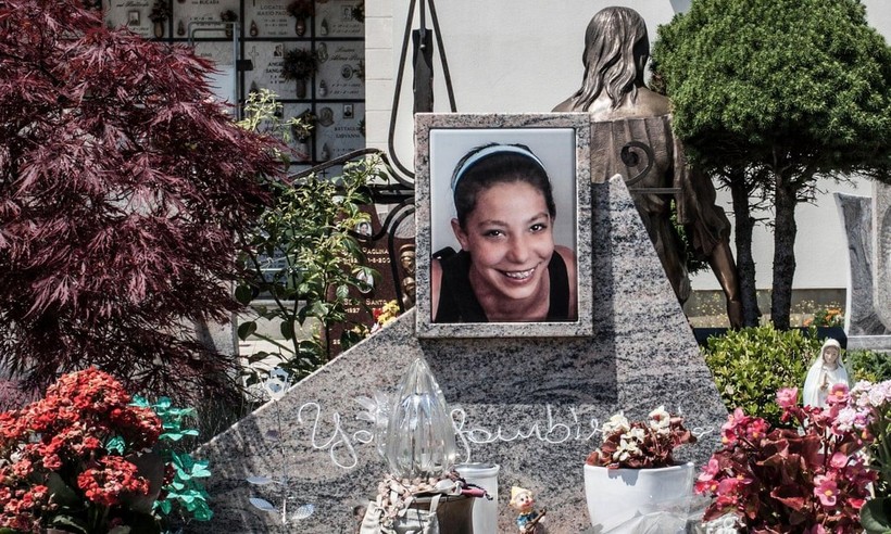 Nhiều người dân Italy mang hoa đến tưởng niệm cô bé Yara.