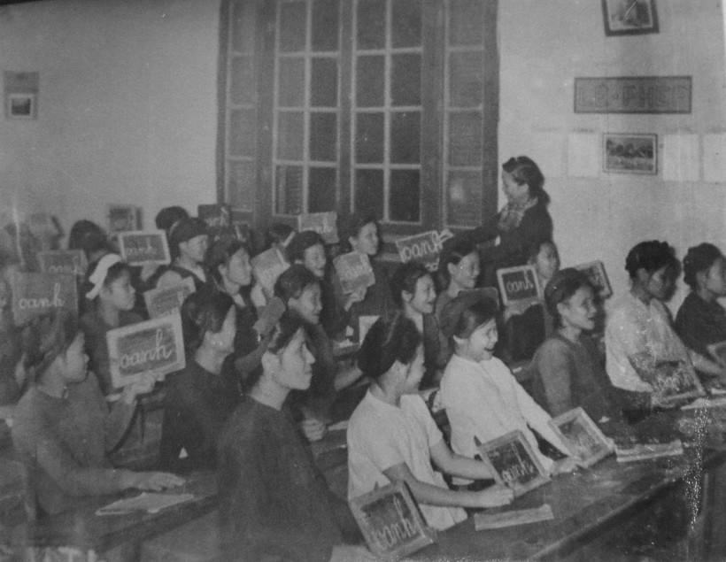Một lớp bình dân học vụ ở Hà Nội năm 1945