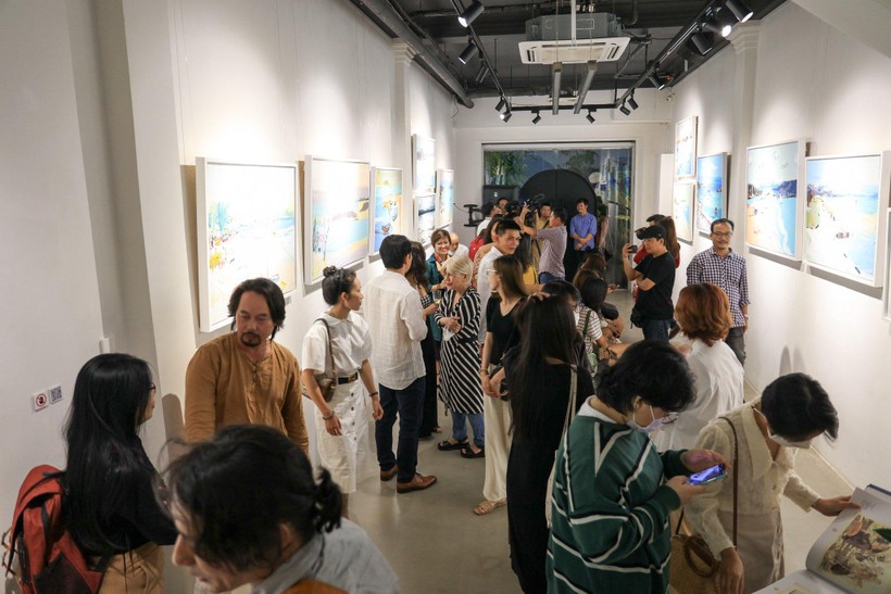 Công chúng xem triển lãm 'Bến quê'.
