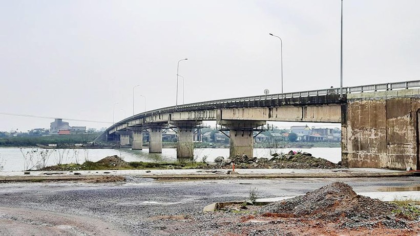 Chiếc xe máy của nạn nhân được tìm thấy ở sông Thạch Hãn, khu vực cầu Đại Lộc.