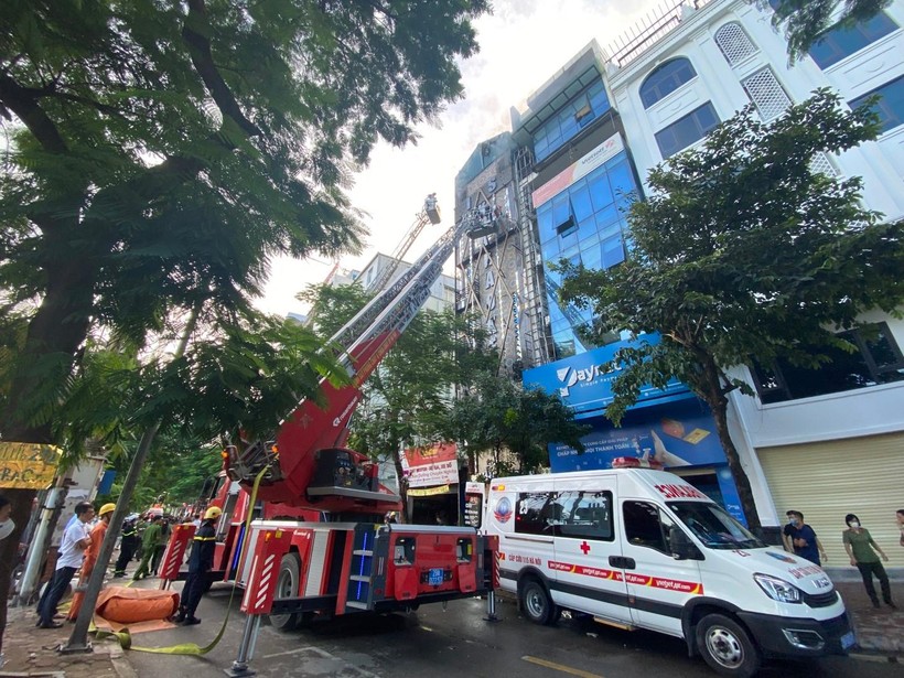 Hiện trường vụ cháy tại quán karaoke số 231 phố Quan Hoa, quận Cầu Giấy ngày 1/8/2022.