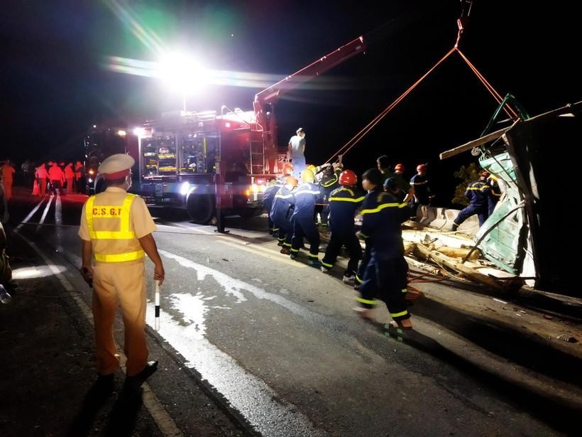 Lực lượng cứu hộ làm việc xuyên đêm tại hiện trường vụ tai nạn giao thông thảm khốc trên đường đèo Quốc lộ 49 (huyện A Lưới, tỉnh Thừa Thiên – Huế) làm 4 người tử vong.