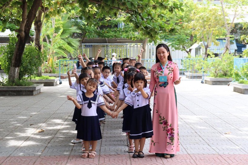Cô giáo chủ nhiệm lớp 1/2 Trường Tiểu học Võ Thị Sáu (quận Hải Châu, TP Đà Nẵng) đón học sinh trong ngày tựu trường.