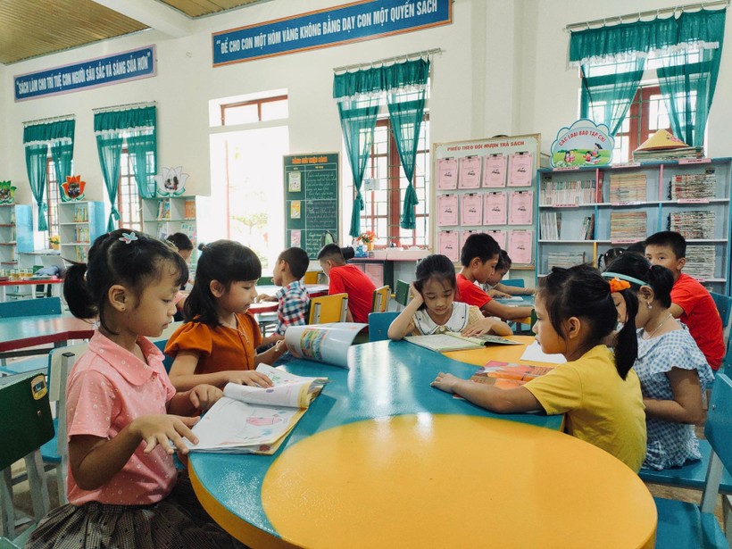 Năm học 2022 - 2023, Trường Tiểu học Thạch Đài quyên góp được hơn 30 bộ sách xây dựng tủ sách dùng chung và tủ đồ dùng chung.