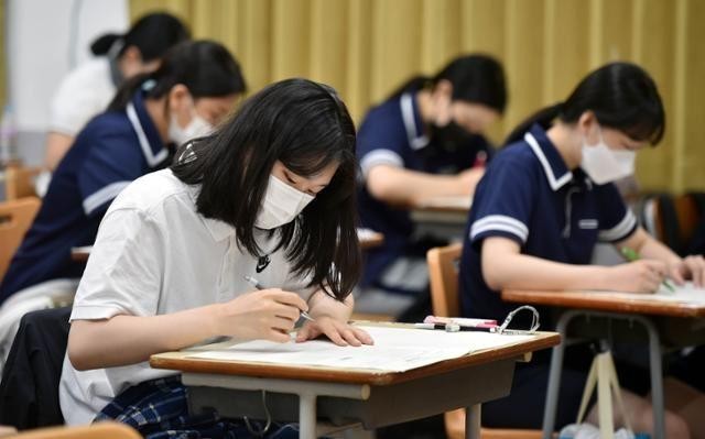 Số lượng học sinh phổ thông tại Hàn Quốc giảm do tỷ lệ sinh thấp.