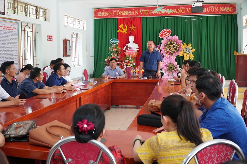 Lãnh đạo huyện Anh Sơn, Nghệ An họp tháo gỡ vướng mắc về việc sáp nhập trường với cán bộ, giáo viên Trường THCS Khai Lạng.