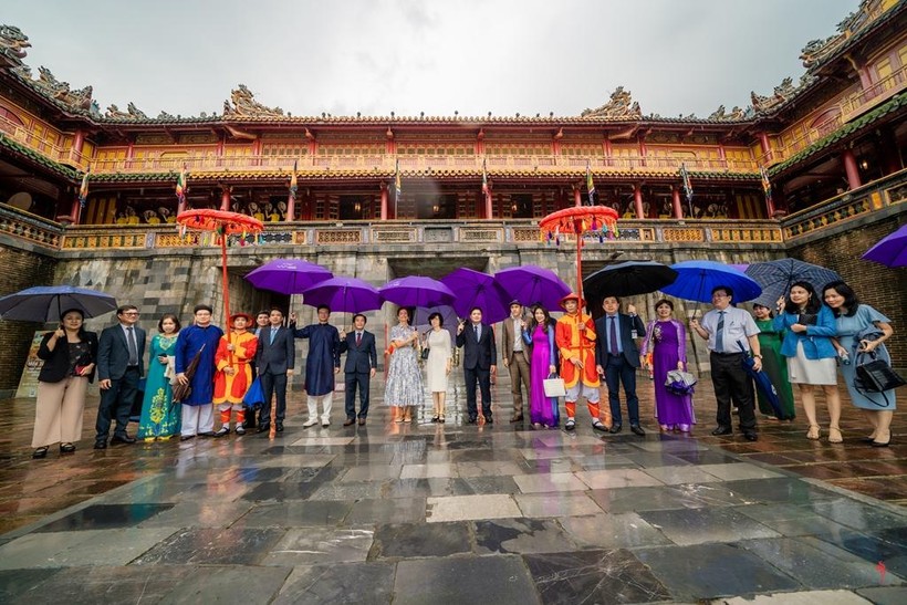 Đoàn công tác của UNESCO và tỉnh Thừa Thiên – Huế chụp ảnh trước Ngọ Môn, Đại nội Huế.