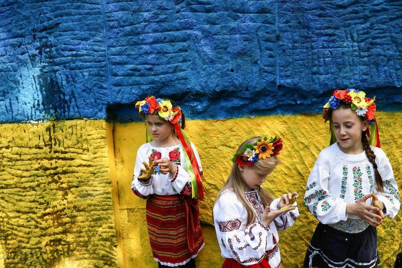Học sinh tị nạn Ukraine tại Ba Lan mặc trang phục truyền thống của Ukraine.