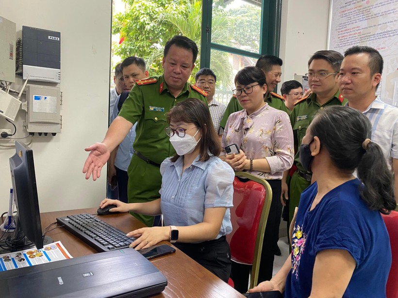 Đoàn kiểm tra của Bộ Công an thăm mô hình làm việc tại quận Hoàn Kiếm.