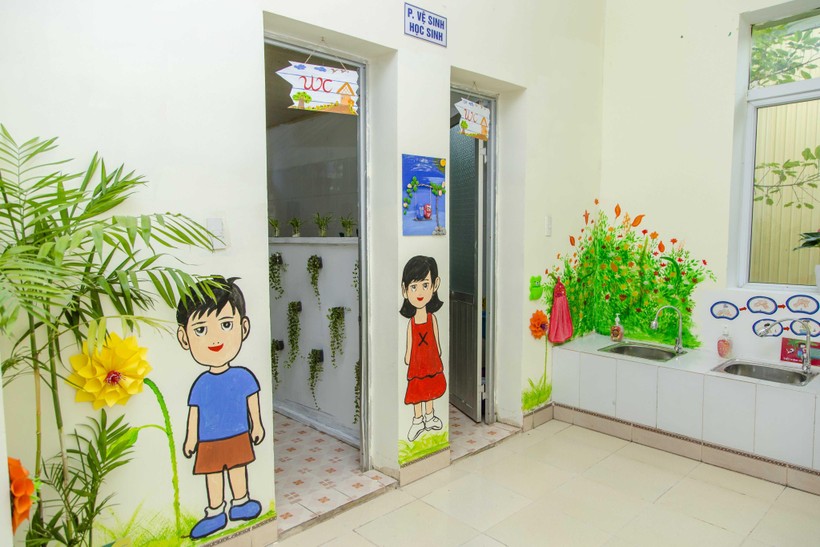 Giữ nhà vệ sinh trường học sạch sẽ để bảo đảm sức khoẻ cho trẻ. Ảnh minh họa.