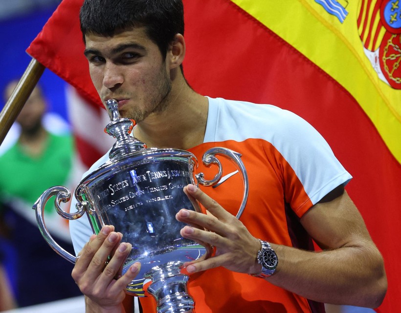 Carlos Alcaraz ăn mừng chức vô địch US Open.