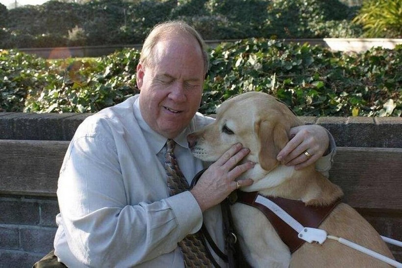 Ông Michael Hingson và chó Roselle luôn bên nhau.