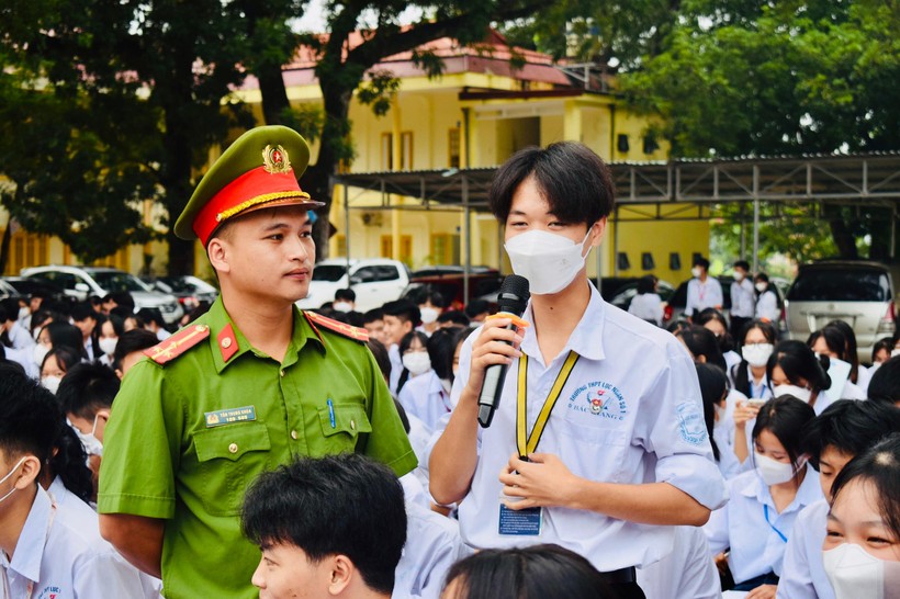 Công an huyện Lục Ngạn (Bắc Giang) tuyên truyền tác hại của ma túy cho học sinh.