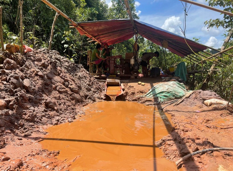 Việc khai thác vàng ở Mường Tè có nguy cơ gây ô nhiễm môi trường.
