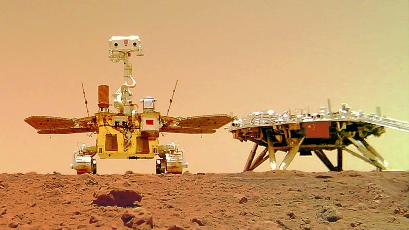 Trạm đổ bộ Thiên Vấn 1 mang theo lá cờ Trung Quốc lên sao Hỏa.