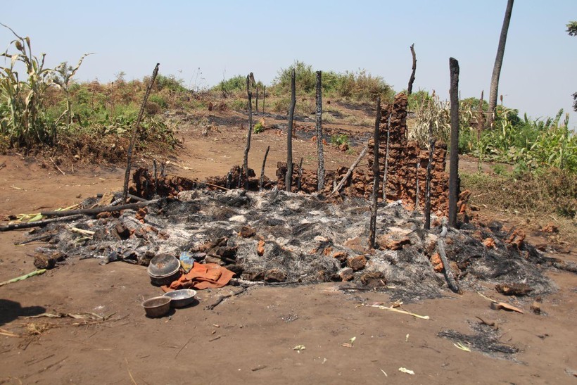 Ngôi nhà của người dân Batwa bị thiêu rụi.