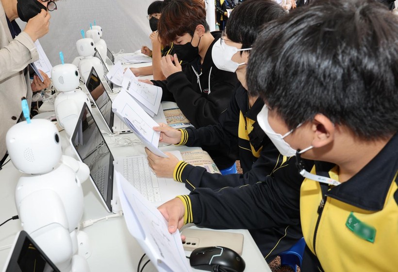 Học sinh Hàn Quốc tìm hiểu về lập trình trong một lễ hội tại Seoul vào tháng 4.