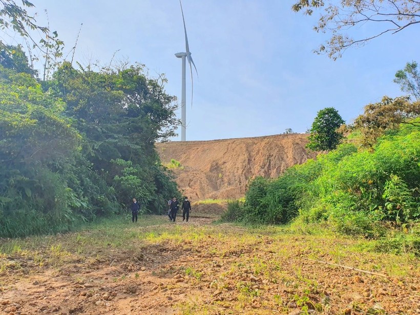 Bãi thải của dự án điện gió thuộc Công ty TNHH MTV Tài Tâm Quảng Trị gây bồi lấp nhiều diện tích ruộng lúa của người dân.