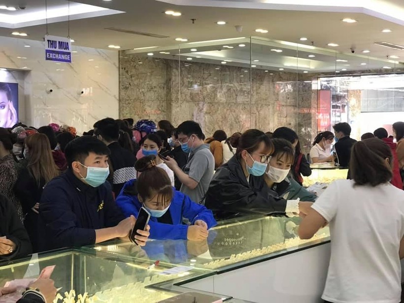 Lượng khách hàng đến giao dịch tại Công ty vàng bạc Sinh Diễn rất đông (ảnh: sinhdien.com.vn).