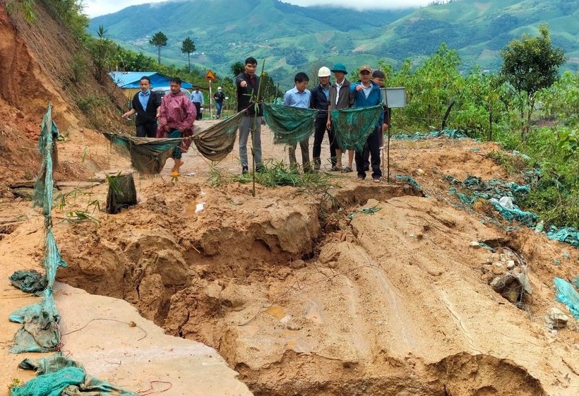 Tuyến đường trên huyện Tu Mơ Rông bị hư hỏng nặng do ảnh hưởng của bão Noru.