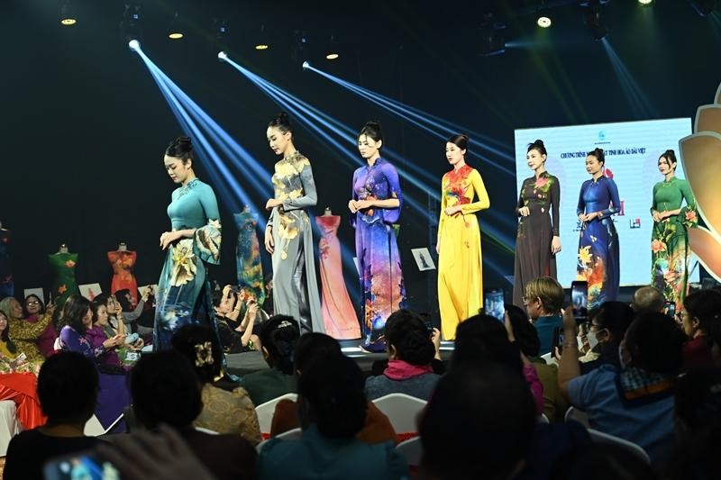 Áo dài không chỉ là trang phục truyền thống, mà còn là nét văn hóa đặc sắc tôn vinh vẻ đẹp của phụ nữ. Ảnh đêm trình diễn “Tinh hoa Áo dài Việt”.