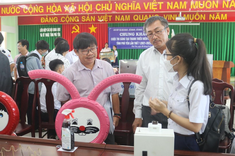 Nguyễn Như Quỳnh thuyết trình về sản phẩm trong Cuộc thi sáng tạo Thanh thiếu niên Nhi đồng tỉnh Phú Yên.