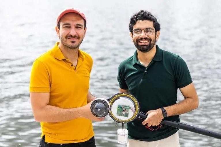 Các nhà nghiên cứu Fadel Adib (trái) và Waleed Akbar với máy ảnh không dùng pin.