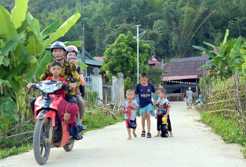 Người dân bản Che Phai 1 đi trên 'Con đường nhân ái' số 9 được trải bê tông thẳng tắp.