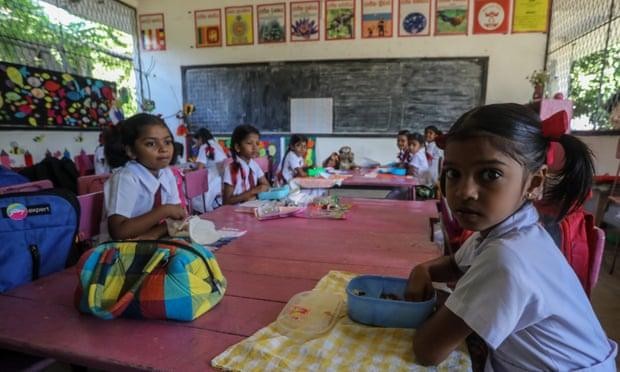 Trẻ em Sri Lanka đến trường với chiếc bụng đói.