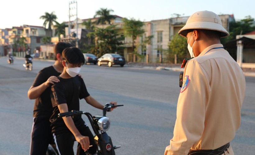 Công an huyện Yên Dũng tuyên truyền, xử lý các trường hợp học sinh vi phạm giao thông.