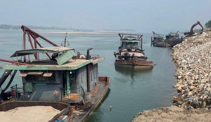 Hà Nội: Các dòng sông vẫn bị 'móc ruột'