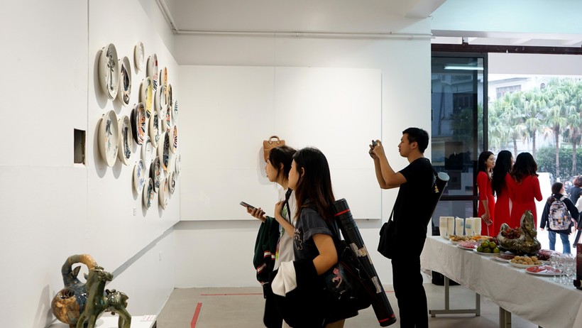 Sinh viên và công chúng tham quan triển lãm 'Sành'.