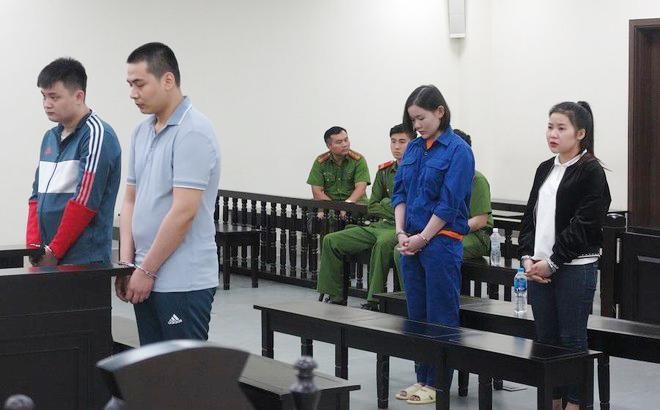 Lê Thị Sim (thứ 2 từ phải sang) cùng đồng bọn tại phiên tòa.