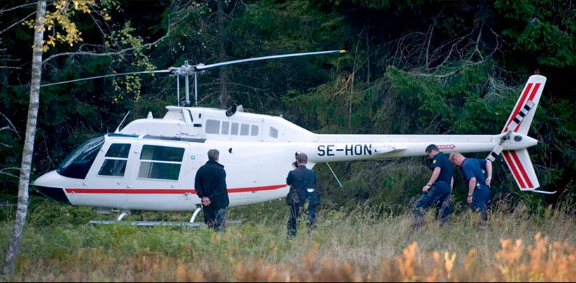 Chiếc trực thăng Bell 206 được tìm thấy trong rừng.