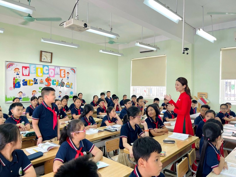 Một tiết học sôi nổi của cô trò Trường Tiểu học Ái Mộ B (Long Biên, Hà Nội). Ảnh: NTCC